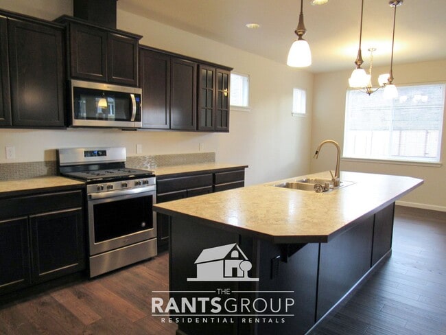 Building Photo - Fantastic Neighborhood! Easy Commute to JBLM!