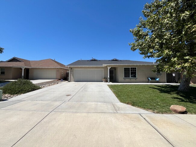 Foto del edificio - Beautiful 4 Bedroom 2 Bath single family h...