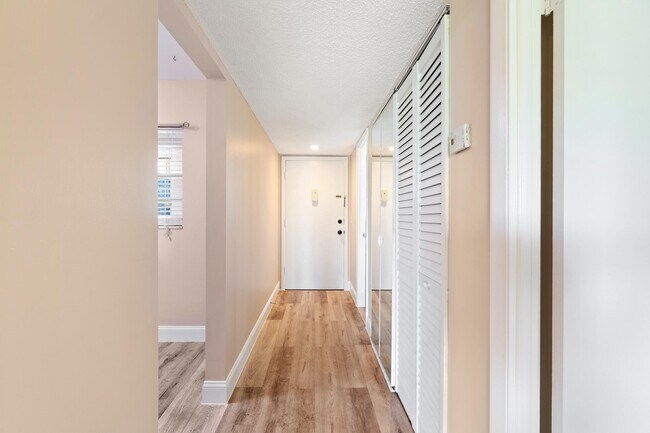 Foto del edificio - 12015 Greenway Cir S