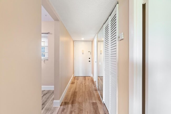 Building Photo - 12015 Greenway Cir S