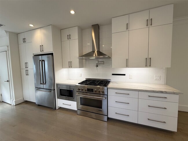 Building Photo - 804 Omar St