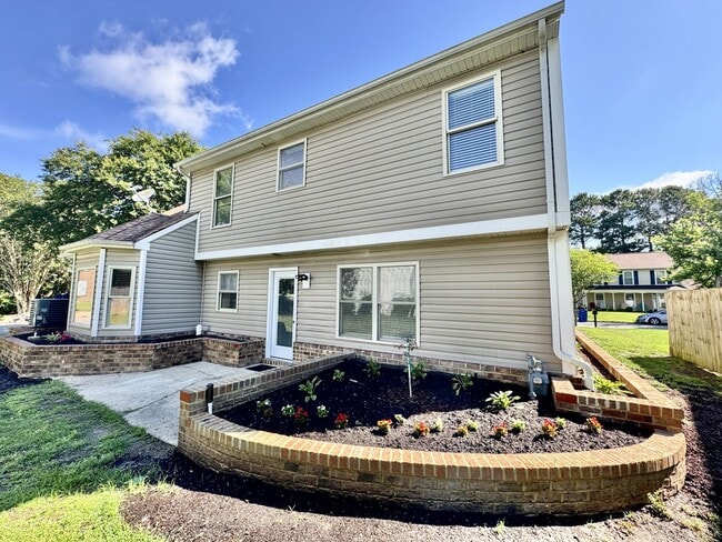 Building Photo - Available NOW! Unique Home in Wesleyan Cha...