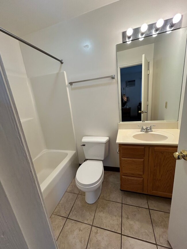 Building Photo - Studio Apartment on W. Cherry Lane