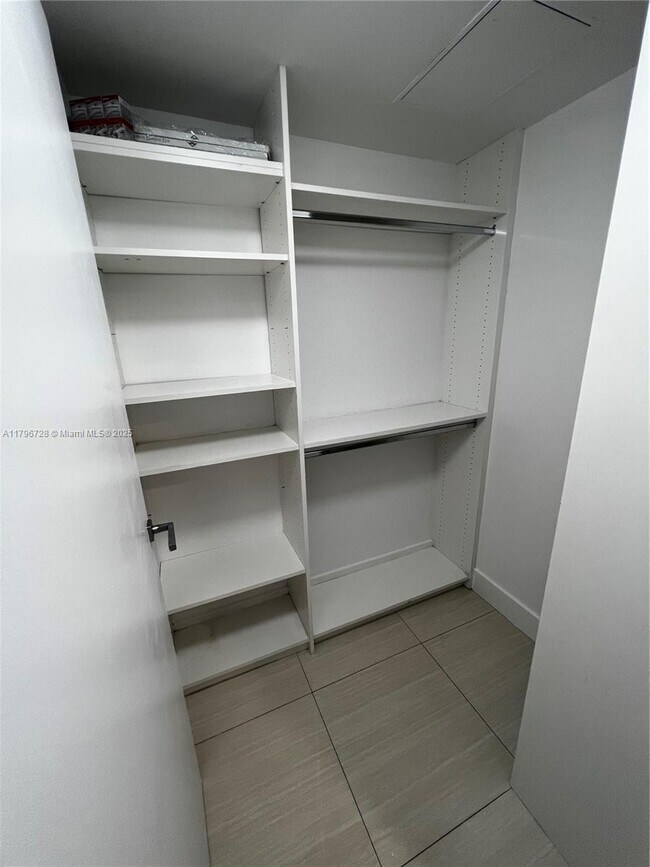 Building Photo - 1300 Brickell Bay Dr