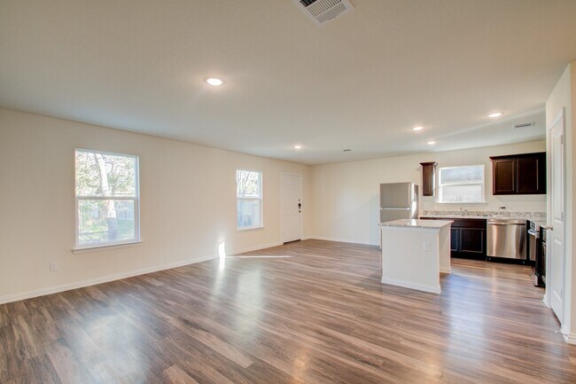 Building Photo - 6202 N Wayside Dr