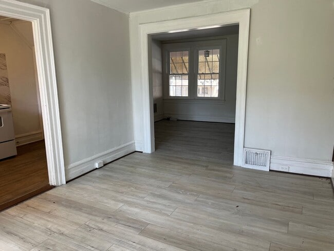 Foto del edificio - 3 Bedroom 1 Bath Home with Backyard & Off-...