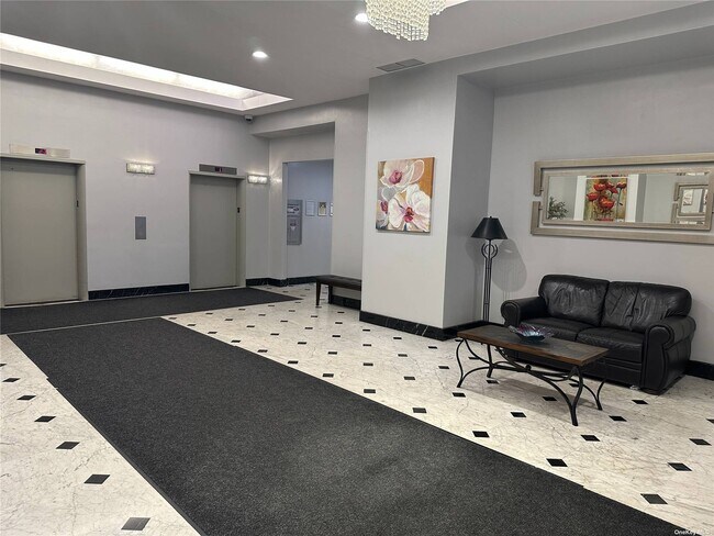 Building Photo - 125 Queens Blvd