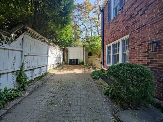 Foto del edificio - *Beautifully Updated & Spacious 4BD/3.5BA ...