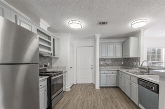 Building Photo - 121 Varsity Dr