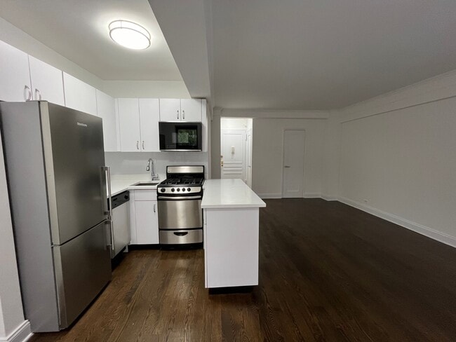 Building Photo - 20 Beekman Pl