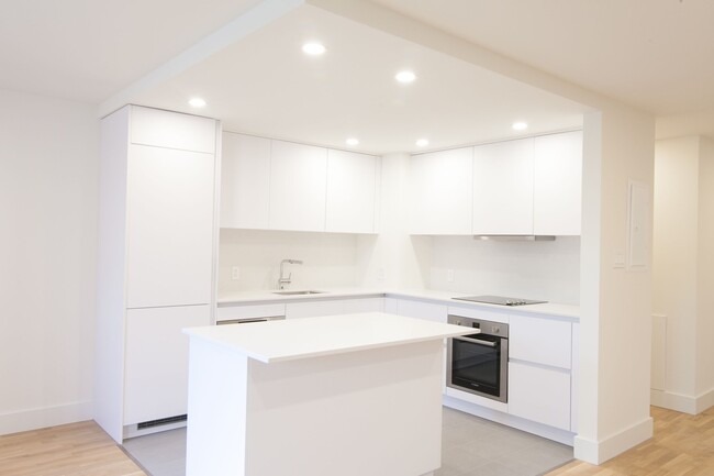Building Photo - 4800 Maisonneuve Blvd W