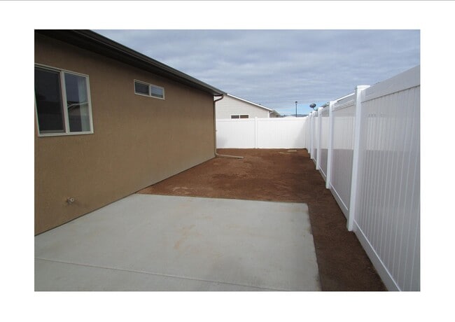 Building Photo - 2456 Hannah Ln