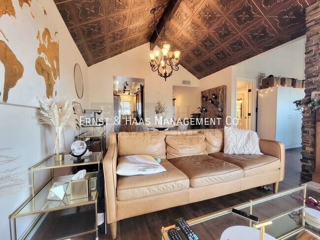 Building Photo - Stunning & Unique 2 Bedroom Top Floor Cond...