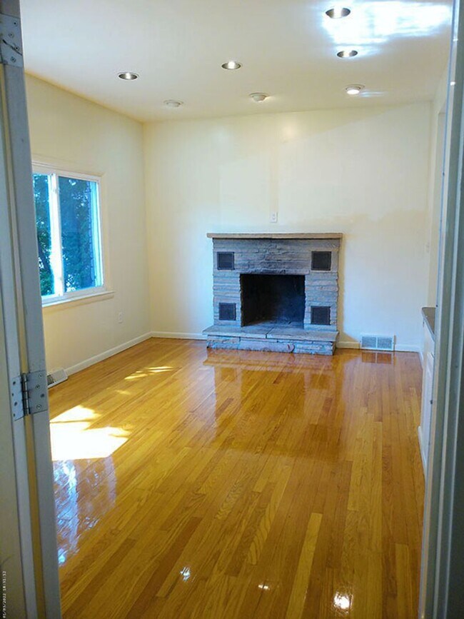 Building Photo - Bright Flat Includes Garage, Near Food Co-...