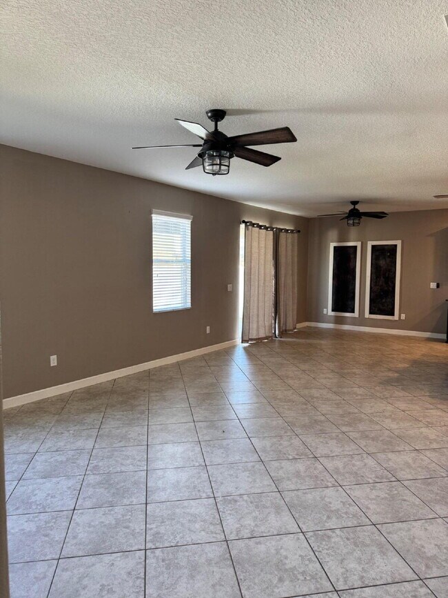 Foto del edificio - This ALMOST NEW South Carolina floorplan is available for rent and ready for immediate move in.