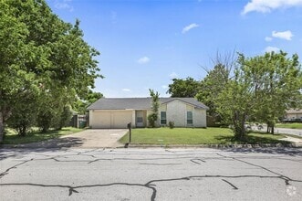 Building Photo - 1800 Cameo Dr