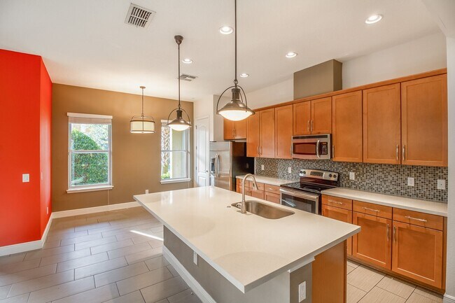 Building Photo - Gorgeous 3 bed/ 2.5 bath Townhome at Laure...