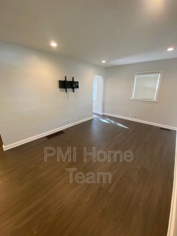 Foto del edificio - 330 E 100 N