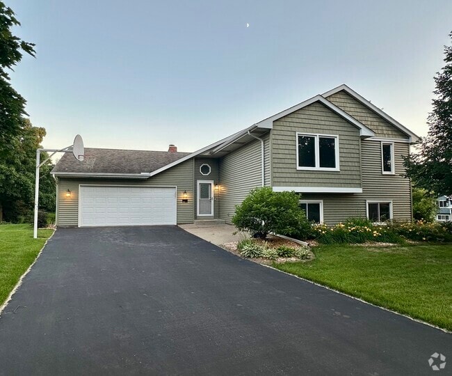Building Photo - 3317 Sunset Lake Dr