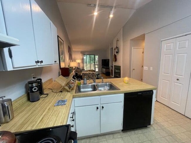 Building Photo - 907 W Chatham St