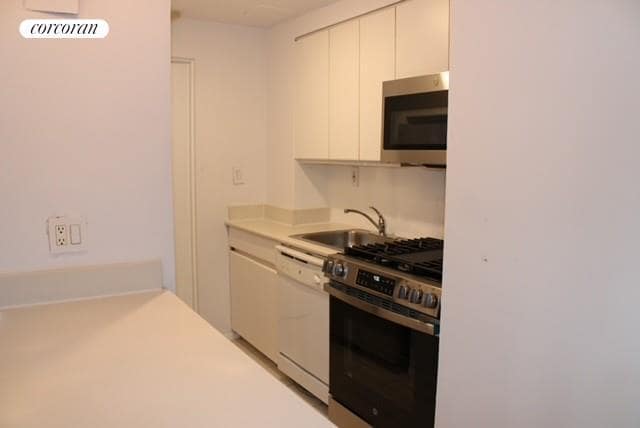 Building Photo - 301 E 66th St