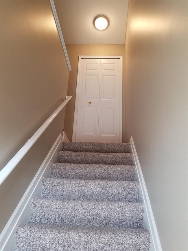 Building Photo - 2 Bedroom Upper Condo, Condo has Raised Ce...
