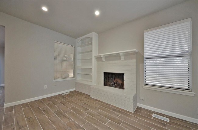 Foto del edificio - 206 NONE WOODBRIDGE Cir