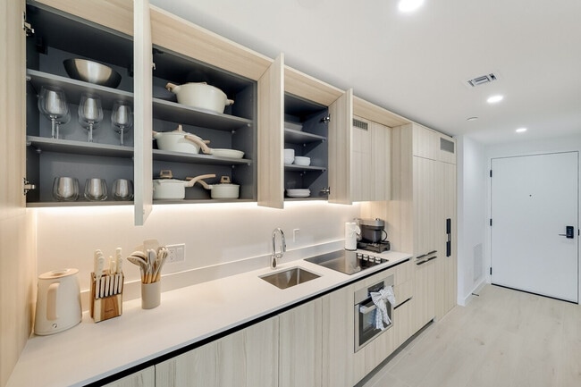 Building Photo - 225 N Miami Ave