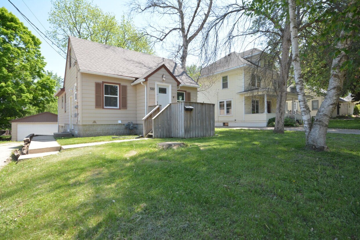 Primary Photo - Beautiful Family Home Near Downtown And Al...