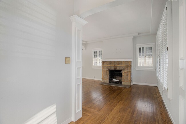 Building Photo - 1118 High Street - 2 bedroom | 1.5 bath | ...