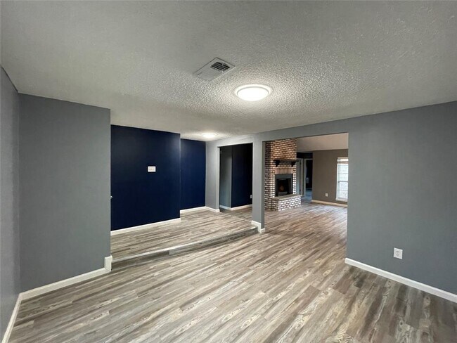 Foto del edificio - 711 Meadowglen Dr