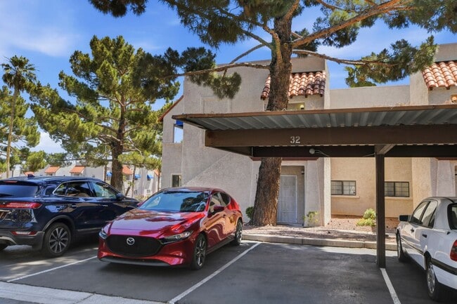 Building Photo - Upgraded 2 bedroom 2 bath upstairs condo