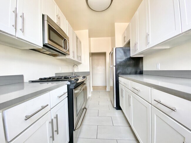 Building Photo - 320 St Nicholas Ave
