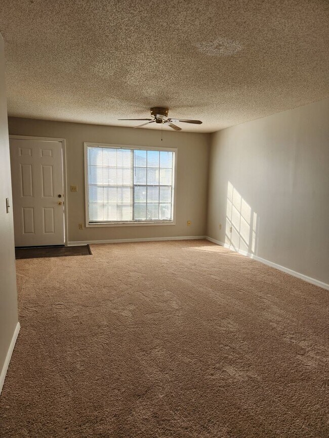 Building Photo - Cozy and convenient Townhome !