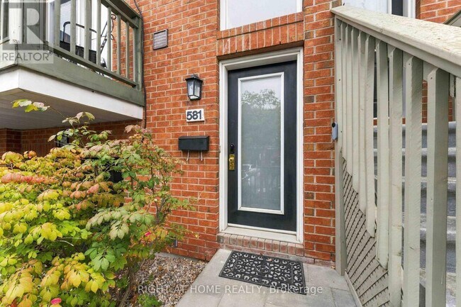 Building Photo - 581 Lisgar St