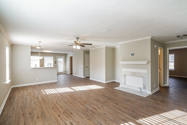 Building Photo - 5125 Hickory Grove Dr