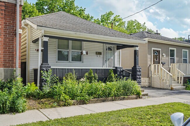 Building Photo - Cute 2 bedroom detached in up and coming SOHO – $1,999/Month + Utilities | Available July 1st
