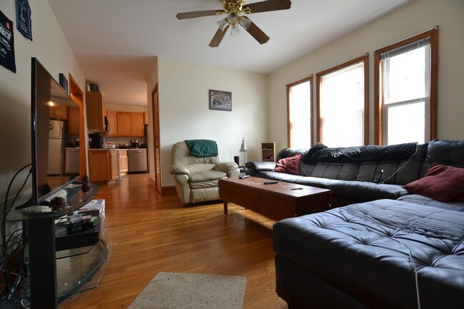 Foto del edificio - 62 Glencoe St