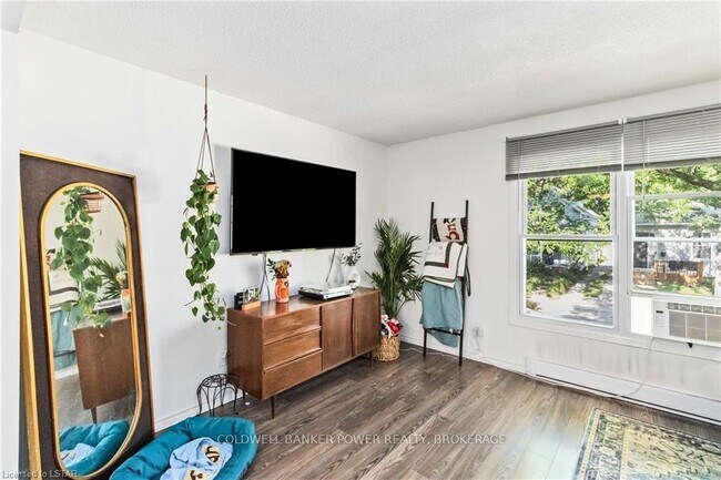 Photo du bâtiment - Charming Upper Unit  – Live in London’s Wo...