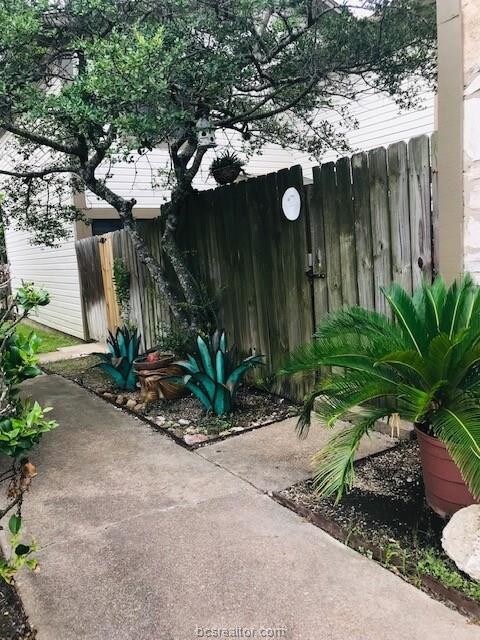 Primary Photo - 2411 De Lee St