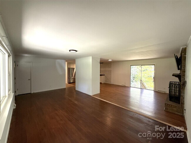 Foto del edificio - 7045 Ridge Ln Rd