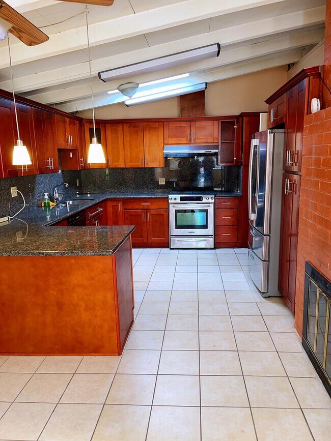 Building Photo - 1127 Palamos Ave