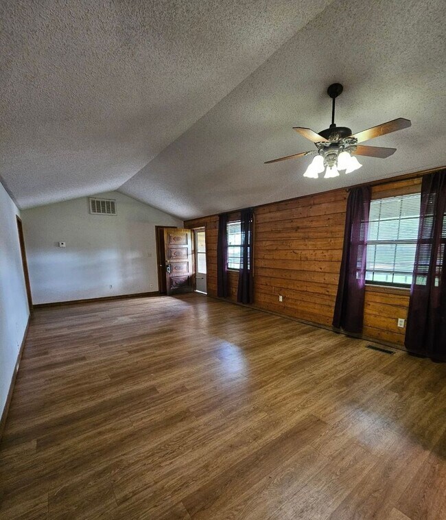 Building Photo - (3) Bed Duplex in Noble Avail NOW!