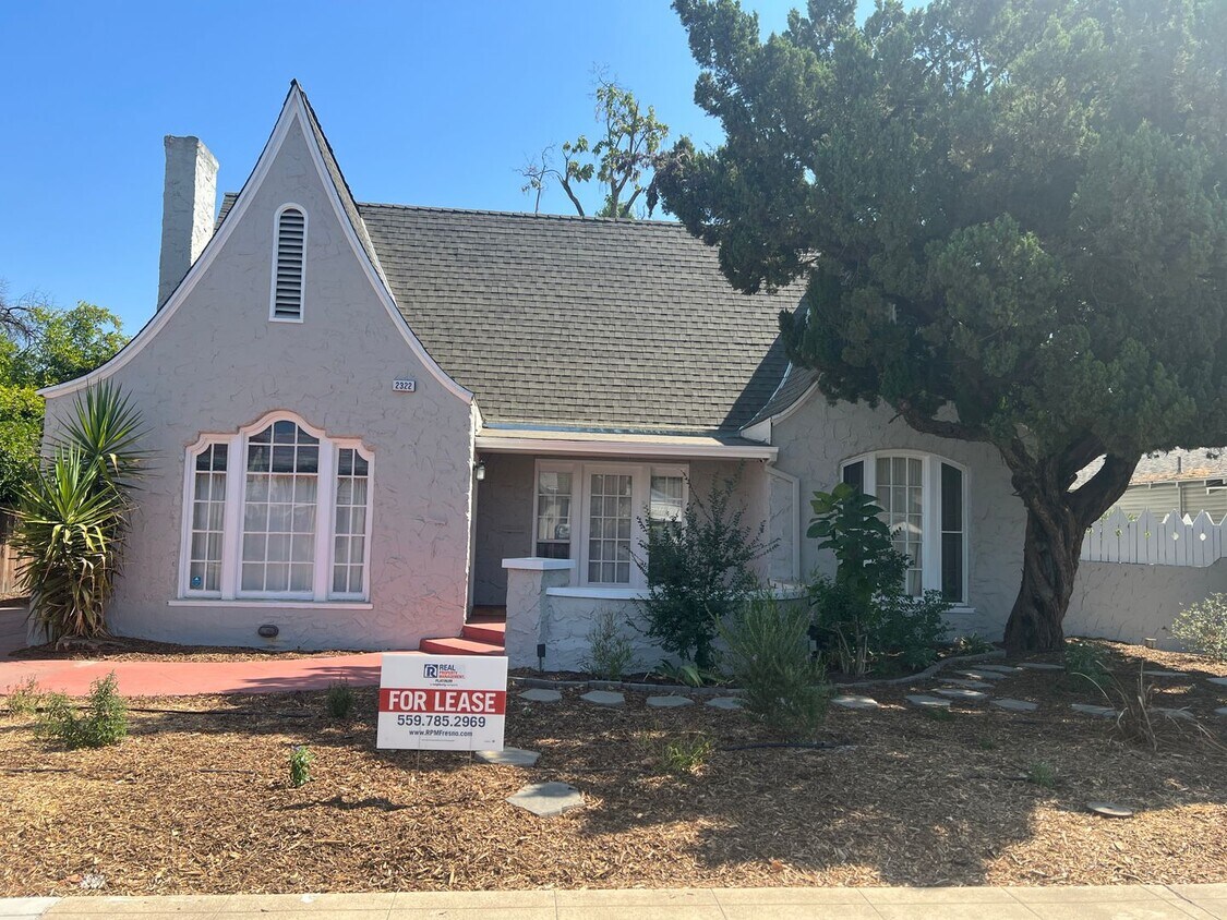 Foto principal - $1,900 Clinton & Maroa Ave Main House, 3 B...