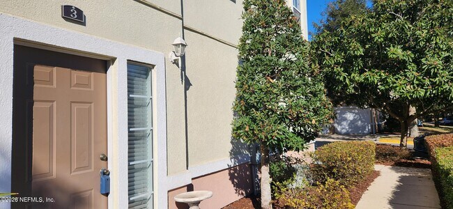Foto del edificio - 1716 Forest Lake Cir W