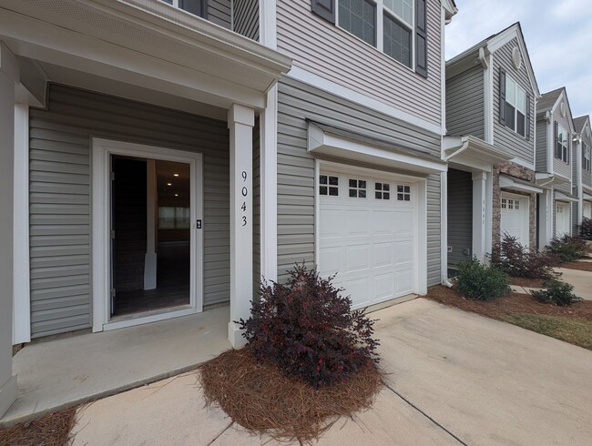 Building Photo - Lovely End Unit Townhome located in the Trinity Village community!