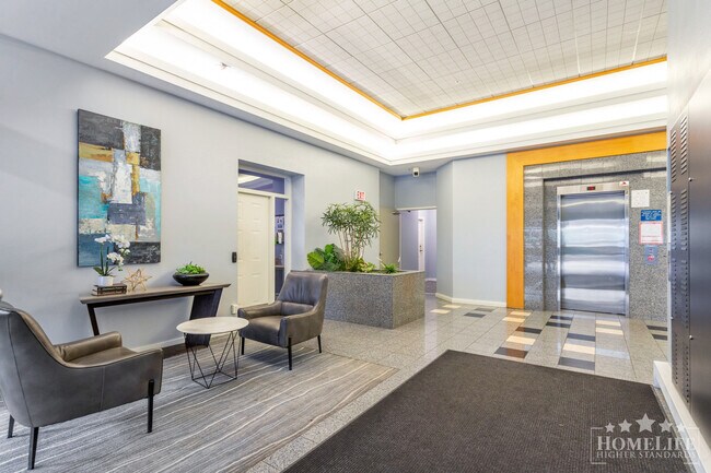 Photo du bâtiment - Spacious 1 Bedroom + Den Home with Exceptional Views in Surrey City Centre