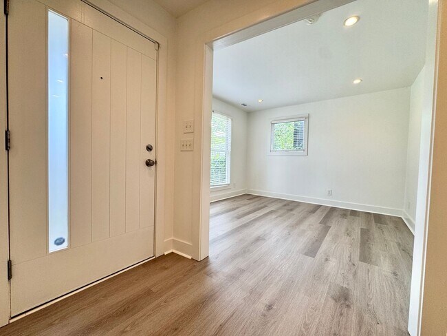 Foto del edificio - 3 Bed, 2.5 Bath Home w/ 2 Vehicle Carport and Fenced Backyard