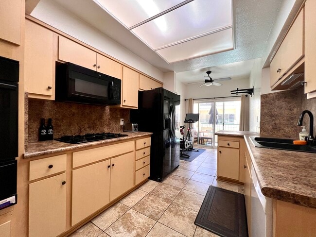 Building Photo - 5420 Sylmar Ave