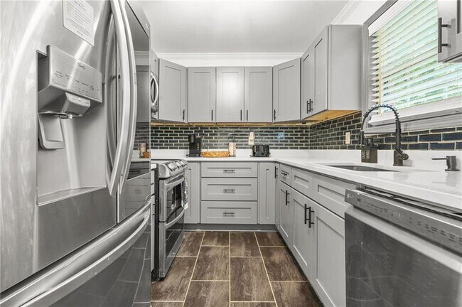 Foto del edificio - 545 Elmwood Rd NW